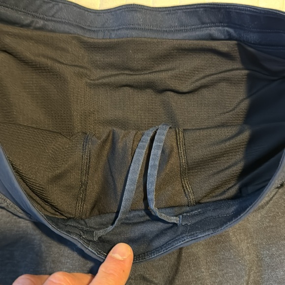 Lululemon- The Short 9’ Large Lined - Picture 3 of 4